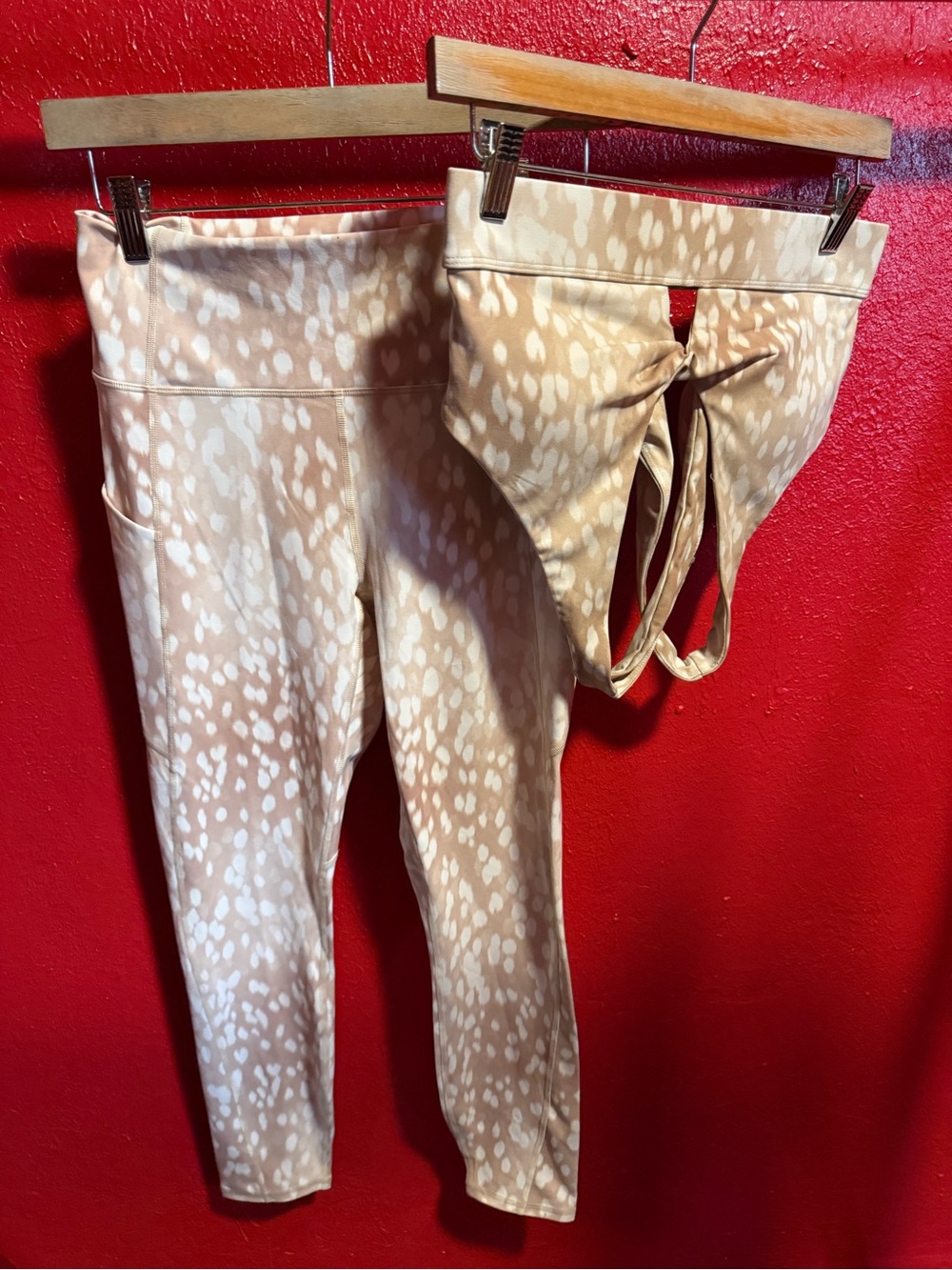 94. NWT Fabletics Beige Spotted Women's Leggings with matching bracelet - Picture 2 of 6